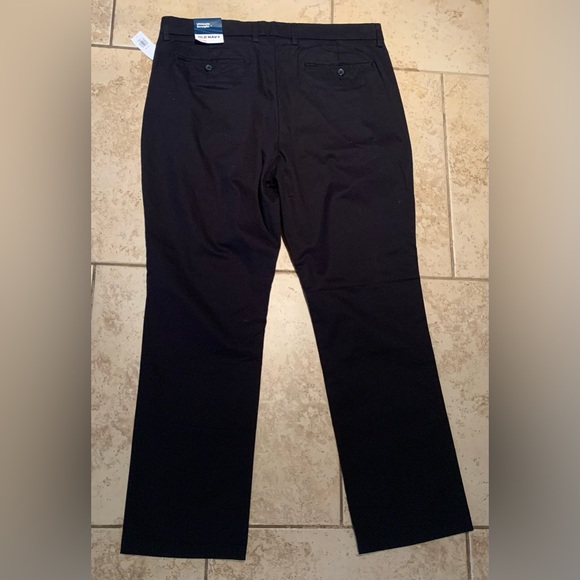 Old Navy Ultimate Straight Built-In Flex Chino Pant - Picture 2 of 7